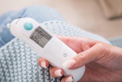 Wie Sie mit einfachen Tipps eine Erkältung loswerden - Regelmäßig Temperatur messen: Ab vier Tagen Fieber zum Arzt.