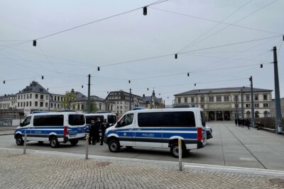 Wie verlief das Demogeschehen am 1. Mai in Chemnitz wirklich? - Die Polizei war zum Demonstrationsgeschehen am 1. Mai in Chemnitz mit einem Großaufgebot vor Ort. Foto: Daniel Unger