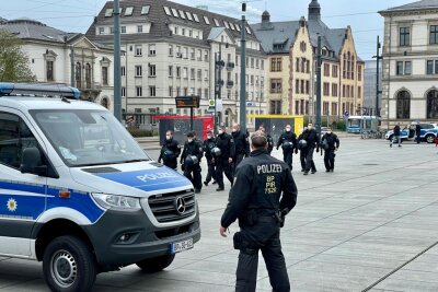 Die Polizei war zum Demonstrationsgeschehen am 1. Mai in Chemnitz mit einem Großaufgebot vor Ort. Foto: Daniel Unger