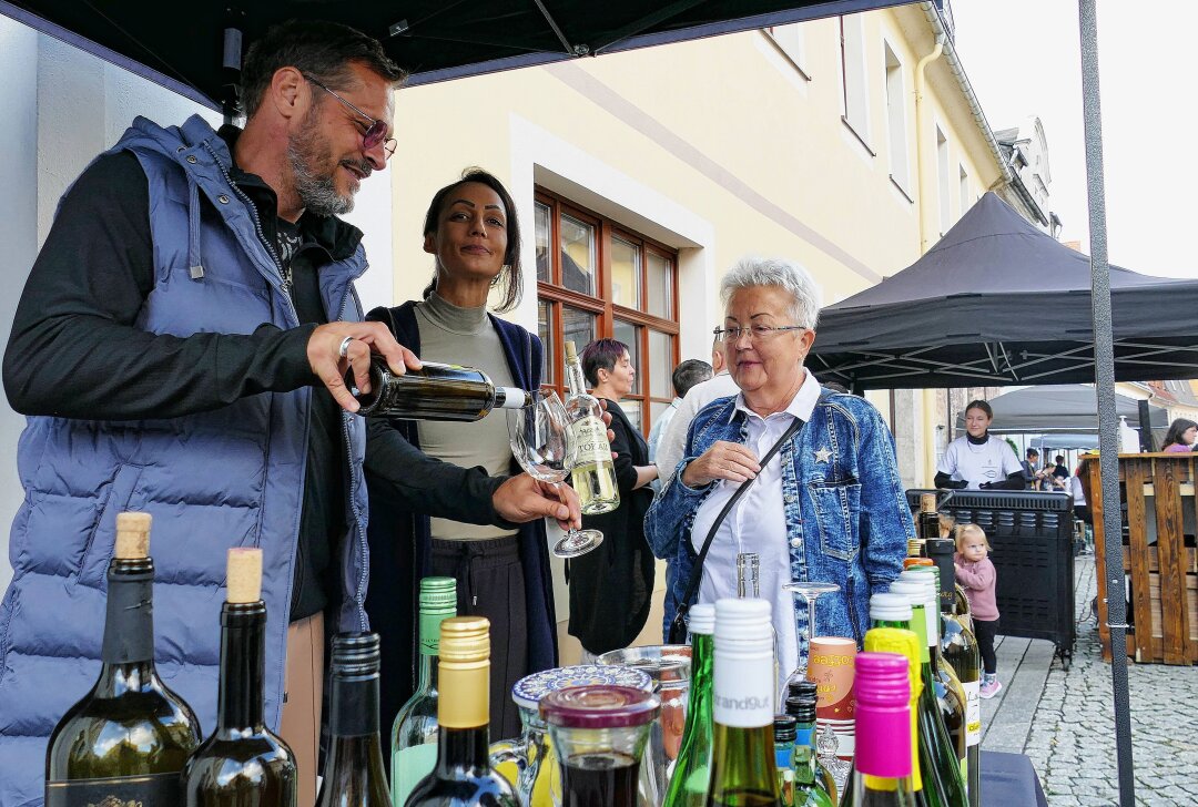 Wie Wein-Kenner aus Ungarn im Erzgebirge ihr Glück gefunden haben - Dominik Nagy und Viktoria Varga hatten beim Herbst- und Weinfest in ihrer neuen Heimatstadt Zschopau viel zu tun. Foto: Andreas Bauer
