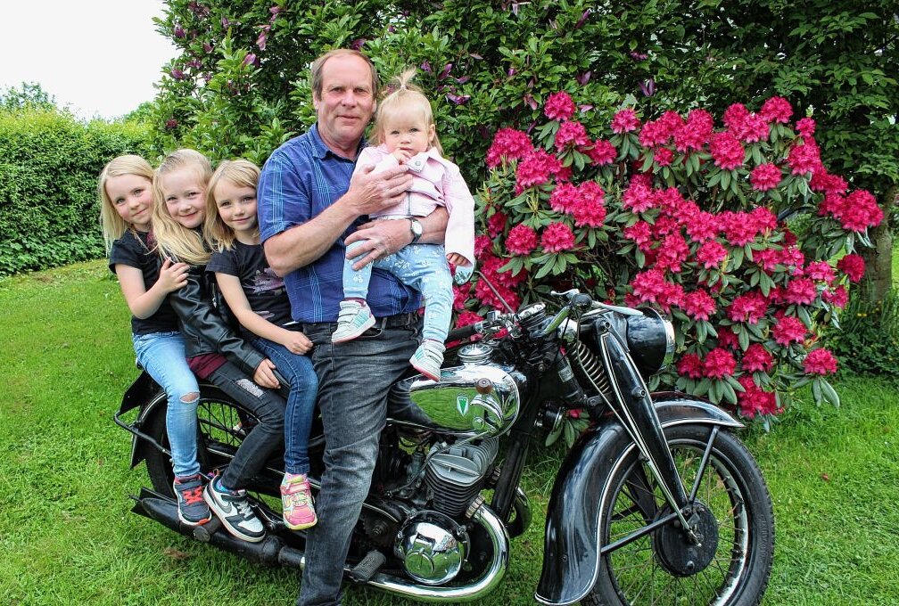 Wie Wolfgang Fritzsche seine Motorradleidenschaft vererbt bekam -  Wolfgang Fritzsche und seine Enkelinnen Charlotte, Luise, Lilli und Lina. Foto: Jana Kretzschmann