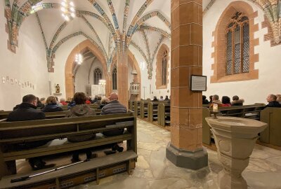 Wie zwei Kirchen im Erzgebirge sich am Kulturhauptstadtprojekt beteiligen - Der Altar der St. Marien Kirche in Stollberg ist künstlerisch verhüllt worden. Foto: Ramona Schwabe