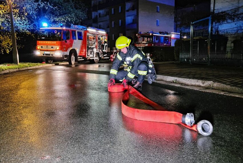 Erneuter Brand in der Isidor-Goldberg-Straße. Die Feuerwehr ist mittlerweile das dritte Mal vor Ort. Foto: Mike Müller
