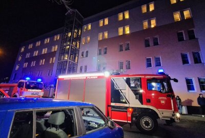 Wieder brannte ein Mehrfamilienhaus in Plauen - Erneuter Brand in der Isidor-Goldberg-Straße. Die Feuerwehr ist mittlerweile das dritte Mal vor Ort. Foto: Mike Müller
