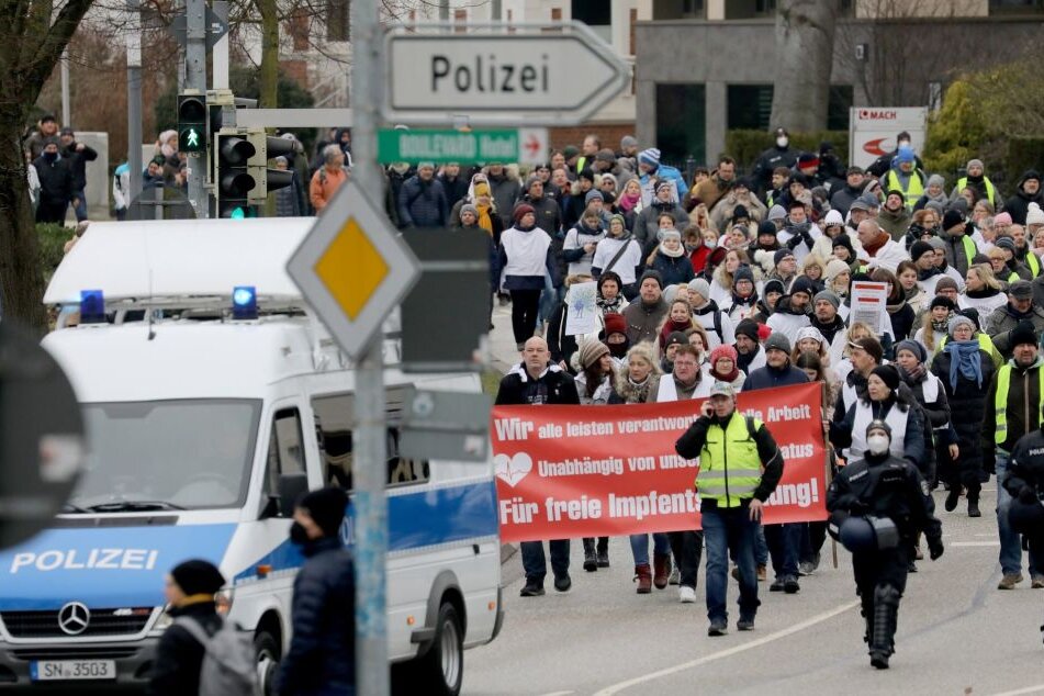In Schwerin nehmen Menschen an einer Demonstration gegen Corona-Einschränkungen teil.