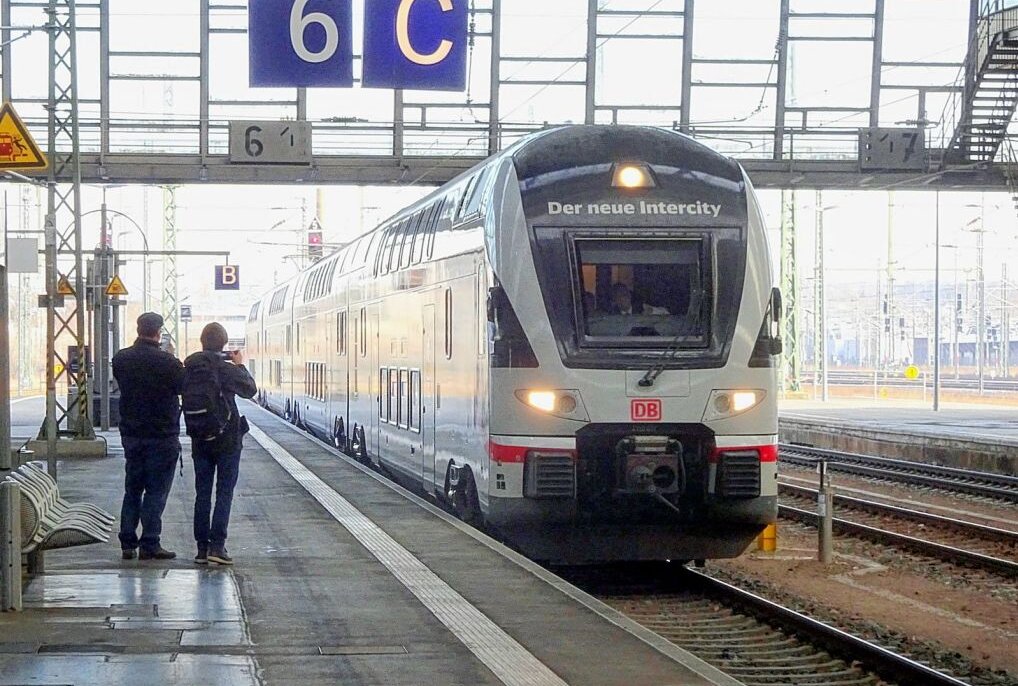 Wieder Fernverkehr nach 16 Jahren: Erster Intercity startet am 12. Juni! - Ein IC bei der Einfahrt in den Chemnitzer Hauptbahnhof am 3. März2022 anlässlich der Bekanntgabe der Fernverkehrsverbindung. Foto: VMS