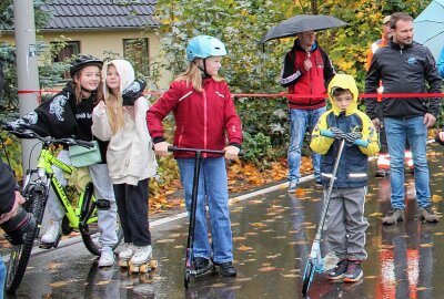 Wieder freie Fahrt auf der Zuger Dorfstraße - Per Fahrrad und Roller, aber auch mit Rollschuhen testeten die Kids die neue Straße. Foto: Renate Fischer