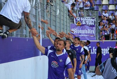 Wieder kein Sieg für Erzgebirge Aue: 1:1 gegen VfL Osnabrück - Aues Mannschaft bedankt sich für die unermüdliche Unterstützung von den Rängen. Foto: Alexander Gerber