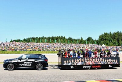 Wieder neuer Besucherrekord am Sachsenring - Tolle Neuerung für Fans I - die MotoGP-Fahrerparade. Foto: Thorsten Horn