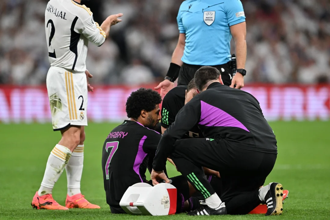 Wieder Oberschenkelverletzung: Gnabry bangt um Heim-EM - Wieder der Oberschenkel: Serge Gnabry hatte sich schon im Viertelfinal-Hinspiel beim FC Arsenal eine ähnliche Verletzung zugezogen.