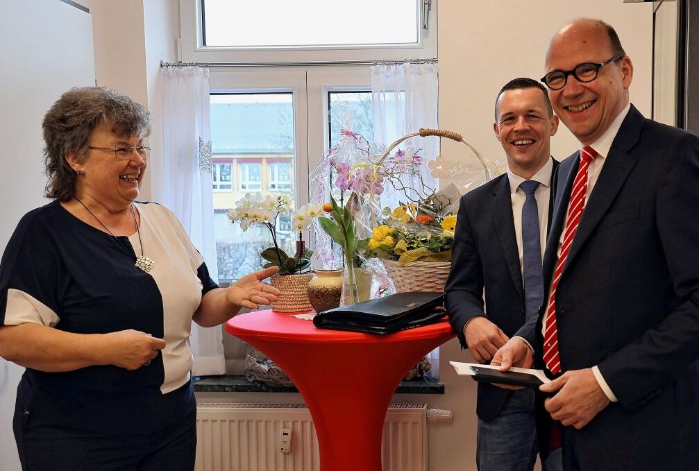 Christine und Frank Zwinscher begrüßen zur Eröffnung der Wohngemeinschaft "Rautenkranz" Hans-Ferdinand Schramm, Vorstandsvorsitzenden der Sparkasse Mittelsachsen. 