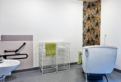 Wiederau: Erste Mieter ziehen am Montag in Pflege-Wohngemeinschaft ein - Gemeinsames Pflegebad. Foto: Andrea Funke