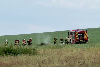 Wiesenbrand hinter Wohngebiet in Grünhain - Gegen 18.20 Uhr wurde die Feuerwehr Grünhain und Beierfeld zu einem Brand alarmiert. In der Bergstraße in Grünhain brannte ein Stück Wiese und Unrat.