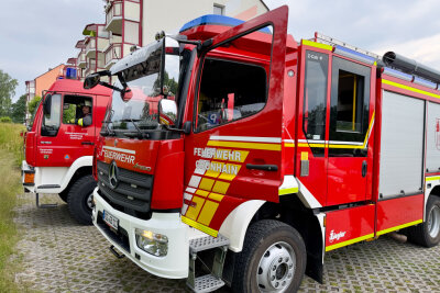 Wiesenbrand hinter Wohngebiet in Grünhain - Gegen 18.20 Uhr wurde die Feuerwehr Grünhain und Beierfeld zu einem Brand alarmiert. In der Bergstraße in Grünhain brannte ein Stück Wiese und Unrat.