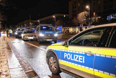 Wilde Verfolgungsjagd: Fahrer floh alkoholisiert von der Polizei - Der BMW- Fahrer flüchtete mit bis zu 130 km/h in Richtung Stadtzentrum vor der Polizei. Foto: xcitepress