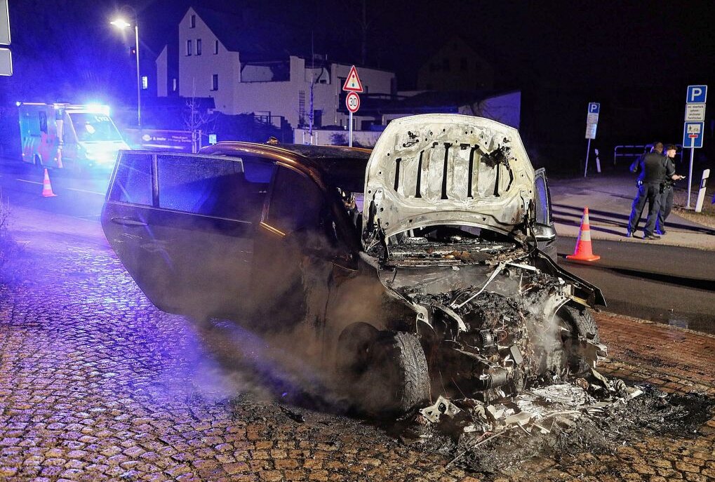 Wildenfels: BMW brennt völlig aus - Am Dienstagabend gegen 22.30 Uhr brannte auf der Zwickauer Straße in Wildenfels ein BMW im Motorraum vollständig aus. Foto: Andreas Kretschel