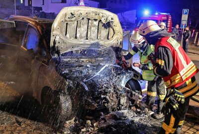 Wildenfels: BMW brennt völlig aus - Am Dienstagabend gegen 22.30 Uhr brannte auf der Zwickauer Straße in Wildenfels ein BMW im Motorraum vollständig aus. Foto: Andreas Kretschel
