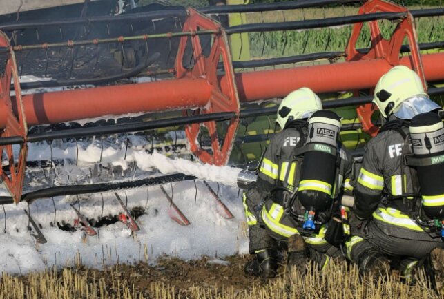 In Wildenfels brannte bei Erntearbeiten ein Mähdrescher. Foto: Niko Mutschmann