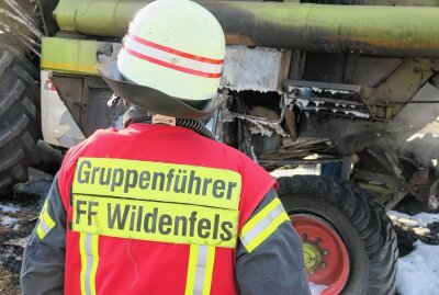 Wildenfels: Mähdrescher brennt bei Erntearbeiten ab - In Wildenfels brannte bei Erntearbeiten ein Mähdrescher. Foto: Niko Mutschmann