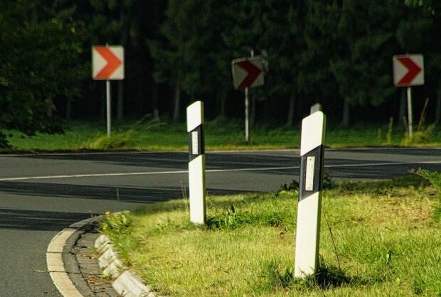 Wildenfels: PKW überschlägt sich und kommt in Feld zum Stehen - In einer Kurve kam der PKW von der Straße ab. Symbolbild: Monsterkoi/Pixabay