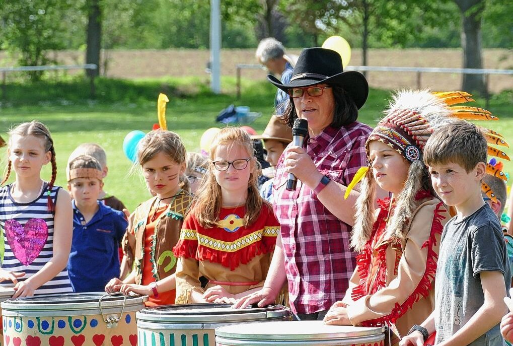 Während die meisten Kinder als Indianer verkleidet waren, hatte Kita-Leiterin Evelyn Richter einen Cowboy-Hut auf. Foto: Andreas Bauer
