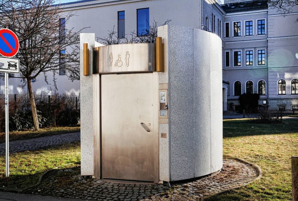 Wildpinkeln in der Chemnitzer Innenstadt: Gibt es genügend öffentliche Toiletten? - Eine öffentliche Toilette in der Fabrikstraße . Foto: Harry Härtel / haertelpress