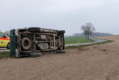 Wildunfall? Fahrzeug überschlägt sich nach Ausweichmanöver in Grimma - Dienstagmorgen kam es zwischen Cannewitz und Roda zu einem heftigen Unfall. Foto: Sören Müller