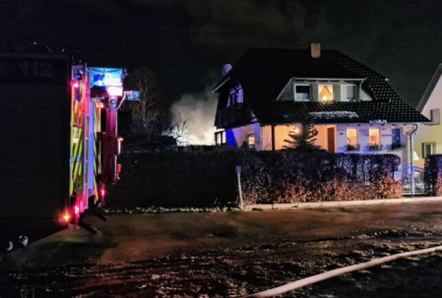 Wilkau-Haßlau: Bauwagen geht in Flammen auf - Am Mittwochabend gegen 19.50 Uhr geriet aus bislang ungeklärter Ursache ein Bauwagen in Brand. Foto: Mike Müller
