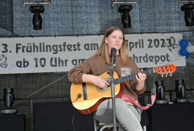 Wilkau-Haßlau hat 3. Frühlingsfest gefeiert - Beim Frühlingsfest hatte auch Leonie, eine junge Sängerin des Sandberg-Gymnasiums Wilkau-Haßlau ihren Auftritt. Foto: Ralf Wendland