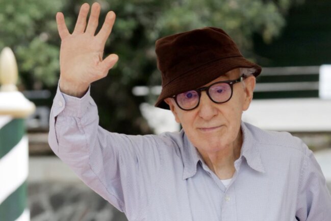 "Will ich mir das antun?": Woody Allens neuer Film könnte sein letzter sein - Woody Allen bei den Filmfestspielen von Venedig, wo sein 50. Werk "Coup de Chance" Premiere feiert. Es könnte sein letzter Film sein, deutete der Regisseur in einem Interview an.