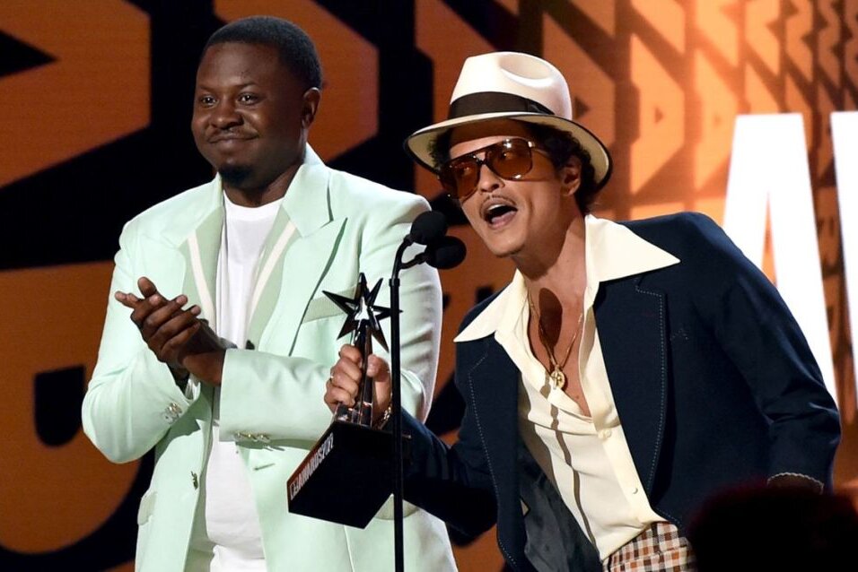 Bruno Mars (rechts) und Anderson Paak, auch bekannt als "Silk Sonic" waren die großen Abräumer des Abends.