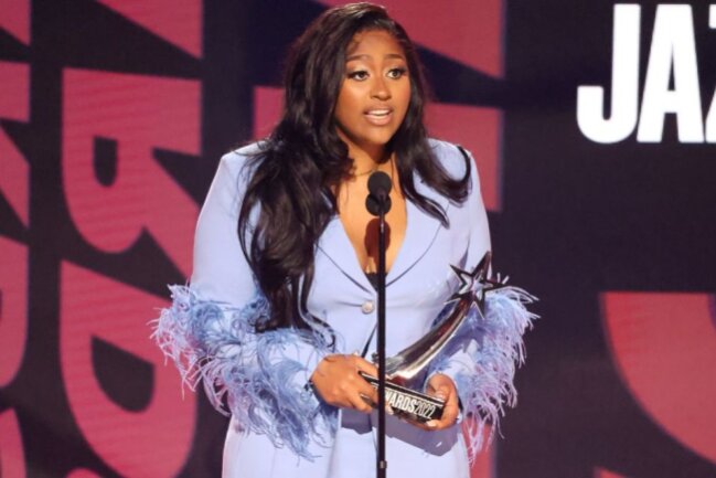 Jazmine Sullivan gewann als "Best Female R&B/Pop Artist", The Weeknd wurde als bester männlicher R&B/Pop Artist ausgezeichnet.