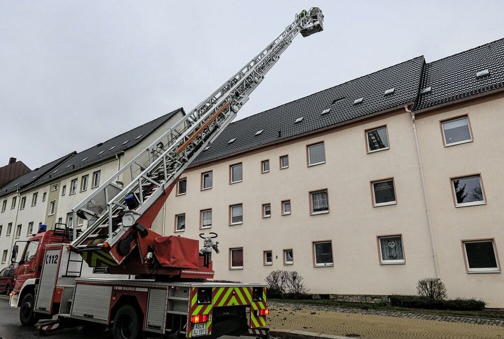 Wind weht Dachziegel von Wohnhaus in Aue-Bad Schlema - Ein durch den Sturm beschädigtes Dach. Foto: Niko Mutschmann