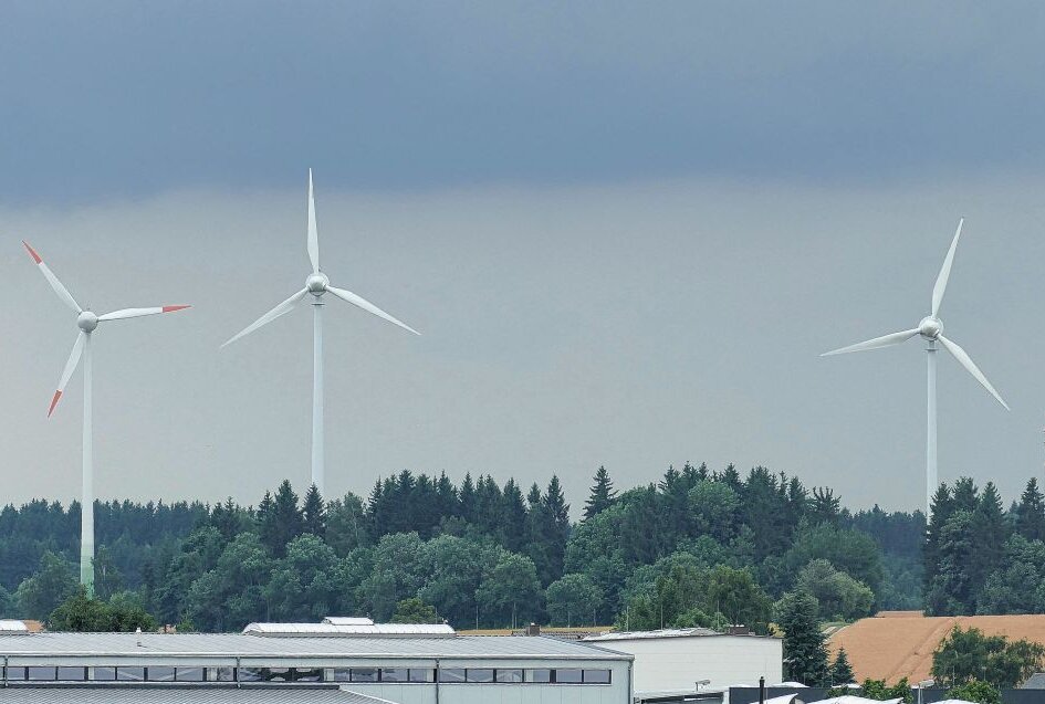 Windkraftanlagen, wie sie hier in der Nähe von Hilmersdorf zu sehen sind, sorgen derzeit in mehreren Orten für Diskussionen. Nach Amtsberg und Drebach stößt nun auch ein Vorhaben in Gelenau auf Kritik. Foto: Andreas Bauer