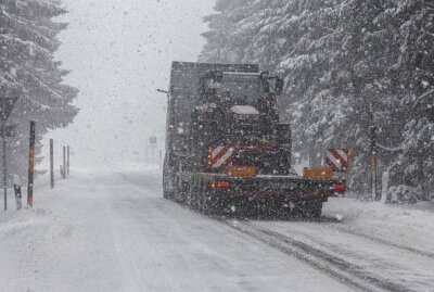 Winter gibt noch nicht auf: Intensive Schneefälle lassen LKW-Fahrer verzweifeln -  Viele LKW bleiben an Steigungen hängen und kommen nicht mehr voran. Foto: Bernd März