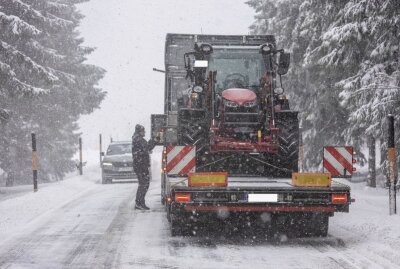 Winter gibt noch nicht auf: Intensive Schneefälle lassen LKW-Fahrer verzweifeln -  Viele LKW bleiben an Steigungen hängen und kommen nicht mehr voran. Foto: Bernd März