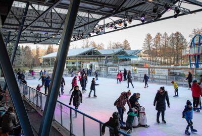 Winter-Highlight in  Oelsnitz: Letzte Gelegenheit zum Eislaufvergnügen - Eisbahn im Freibad Elstergarten in Oelsnitz/V. Foto: Igor Pastierovic