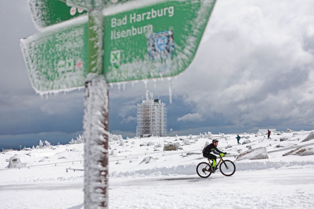 Winter im April - auch neue Woche wird kalt - Ein Radfahrer ist auf dem schneebedeckten Brocken unterwegs.