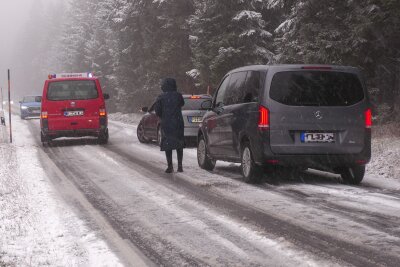 Wintereinbruch im Erzgebirge: Dichter Schneefall sorgt für glatte Straßen - Schneechaos im Erzgebirge: Glättegefahr auf den Straßen nach Wintereinbruch