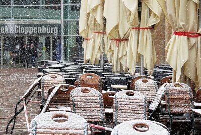 Wintereinbruch in Chemnitz: Auch der Nischel bekommt eine weiße Haube - Wintereinbruch im Chemnitzer Zentrum: Da bekommt sogar der Nischel wieder eine weiße Haube. Foto: Jan Härtel