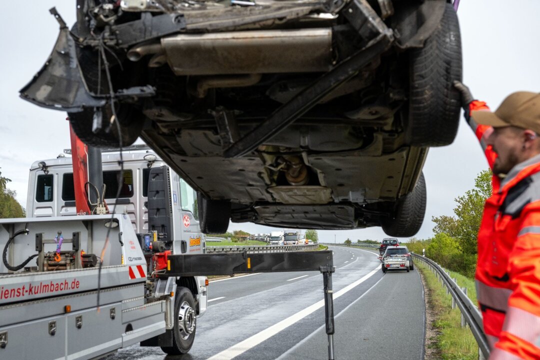 Wintereinbruch und Glätte-Unfälle in Bayern - Auf der A70 bei Schirradorf in Bayern ist es zu einer Massenkarambolage mit 22 Fahrzeugen gekommen.