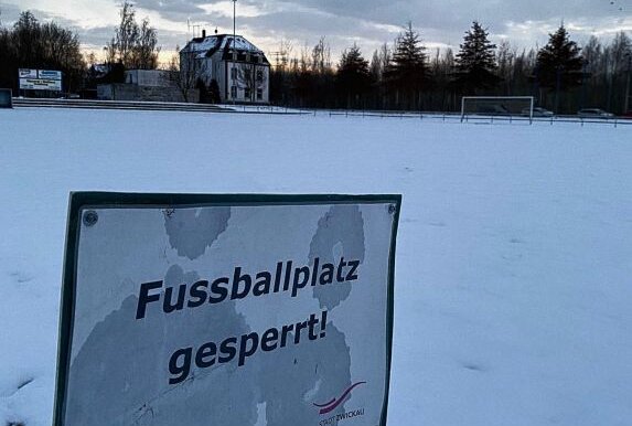 Wintereinbruch verlängert Zwangspause für etliche Fußball-Teams im Landkreis Zwickau - Der Rasenplatz im Sportforum in Zwickau-Crossen ist gesperrt. Foto: Frenzel