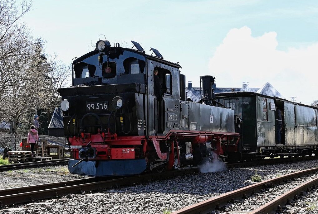 Winterfahrt auf der Museumsbahn Schönheide - Normalerweise ist die Lok mit der Beschilderung "99 516" unterwegs - diesmal wird sie ihre EDV-Beschilderung "99 1516-6" tragen. Foto: Ralf Wendland