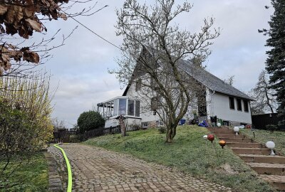 Wintergarten von Einfamilienhaus brennt: Zwei Personen verletzt - In Waldkirchen kam es zu einem Brand in einem Wintergarten. Foto: Mike Müller