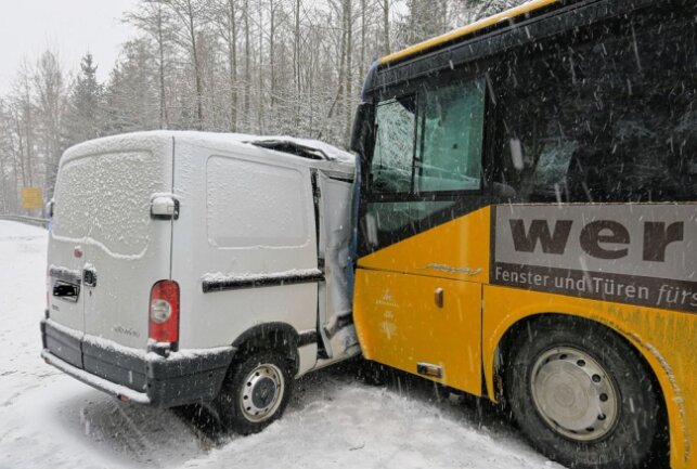Winterliche Fahrbahn in Schönheide: Opel kollidiert mit Bus. Foto: Niko Mutschmann