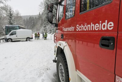 Winterliche Fahrbahn in Schönheide: Opel kollidiert mit Bus - Winterliche Fahrbahn in Schönheide: Opel kollidiert mit Bus. Foto: Niko Mutschmann
