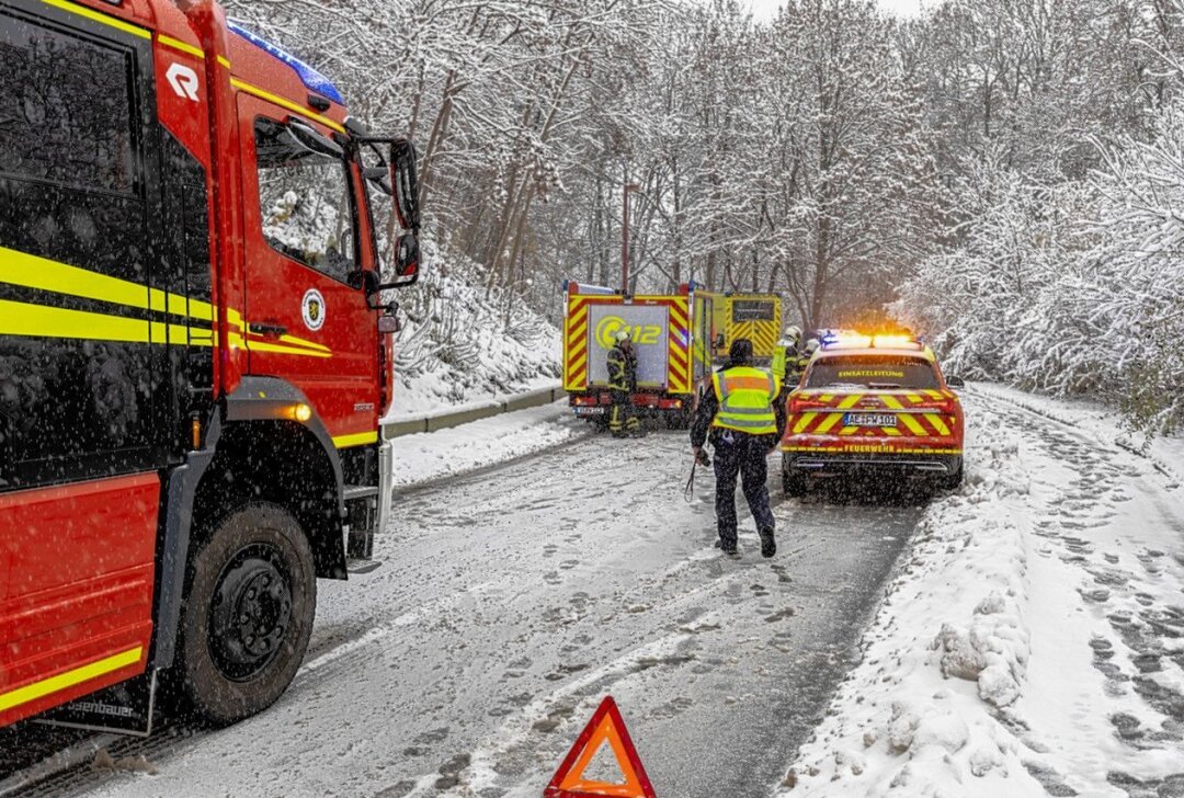 Winterlicher Verkehrskollaps im Vogtland: Schneefall legt Straßen lahm und führt zu Unfällen - Schneefall legt Straßen lahm und führt zu Unfällen. Foto: David Rötzschke