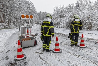 Winterlicher Verkehrskollaps im Vogtland: Schneefall legt Straßen lahm und führt zu Unfällen - Schneefall legt Straßen lahm und führt zu Unfällen. Foto: David Rötzschke