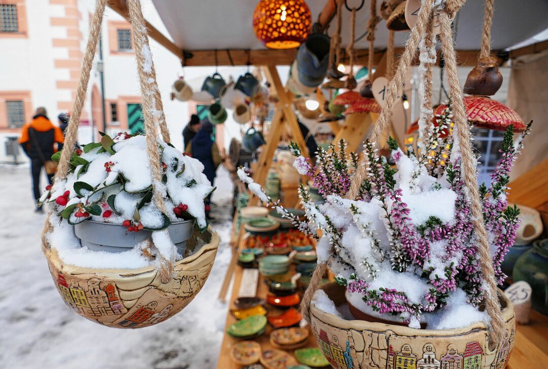 Winterliches Flair prägt Augustusburger Kunsthandwerkermarkt - Einige Produkte waren zwar verschneit, doch gerade das machte ihren Reiz aus. Foto: Andreas Bauer