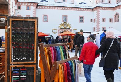Winterliches Flair prägt Augustusburger Kunsthandwerkermarkt - Allein am Sonntag schlenderten rund 1600 Besucher über den Markt. Foto: Andreas Bauer